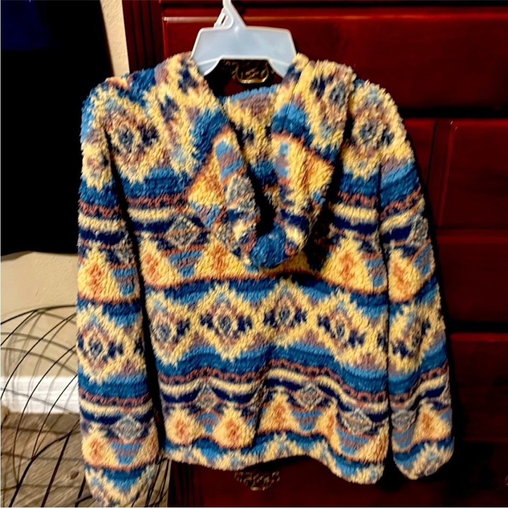 Extremely warm fluffy super cute Aztec zip up hoodie. Runs small but XL